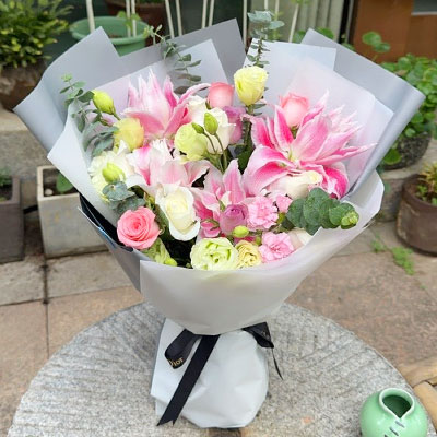 宁德9朵玫瑰混搭百合，爱恋纯真无邪
